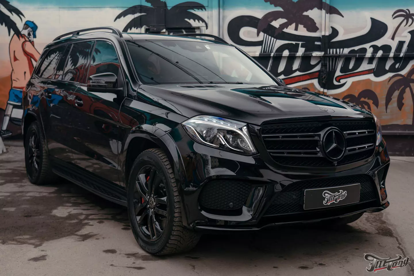 Огромный комплекс работ по Mercedes GLS: комплексная шумоизоляция, антихром, окрас дисков и суппортов, пошив руля, оклейка, детейлинг, ТО